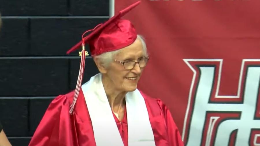 Grace Smith, de 94 anos, comemorou sua formatura do ensino médio em uma cerimônia organizada pelos netos dela - Reprodução/WKYC Channel 3/Youtube