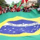2.out.2021 - Bandeira do Brasil traz os dizeres "vacina no braço, comida no prato" em protesto contra o governo de Jair Bolsonaro em Recife - Marlon Costa/Estadão Conteúdo