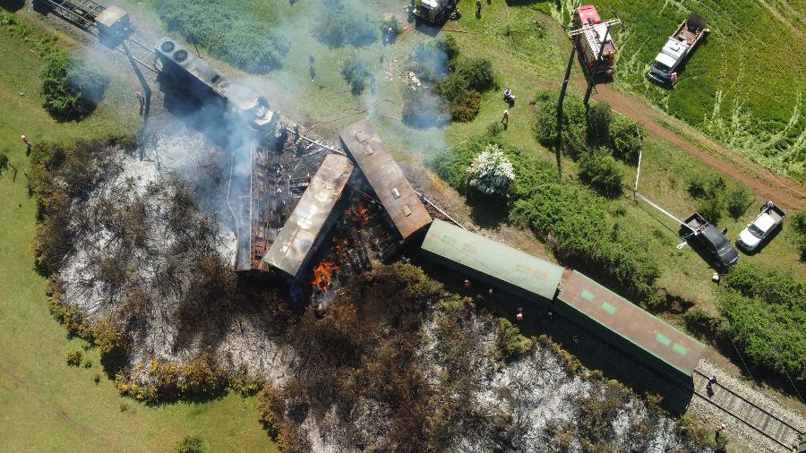 Vista aérea de vários vagões de carga e uma locomotiva que descarrilou em Victoria, região de Araucanía, Chile, em 2 de novembro - AFP