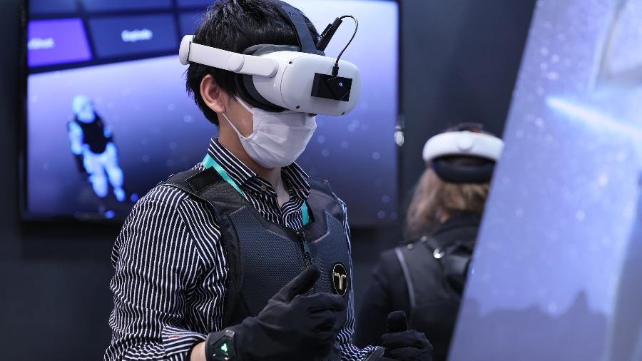 Visitante experimenta equipamento de realidade virtual apresentado na CES 2022 - Divulgação/ CES
