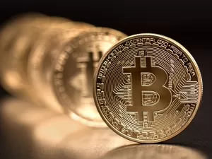 Bitcoin subiu 120% nos últimos doze meses. É tarde demais para investir?