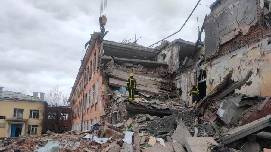 Equipes de resgate trabalham em meio aos escombros de uma escola destruída depois que tropas russas bombardearam a cidade de Chernihiv, na Ucrânia - Ukrainian State Emergency Service/AFP - 7.mar.2022