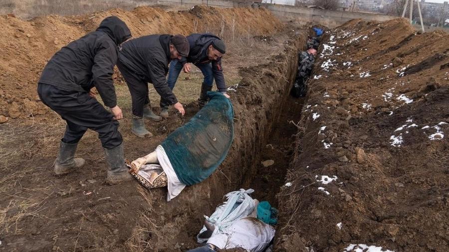 Valas comuns onde mortos foram enterrados em Mariupol - Mstyslav Chernov