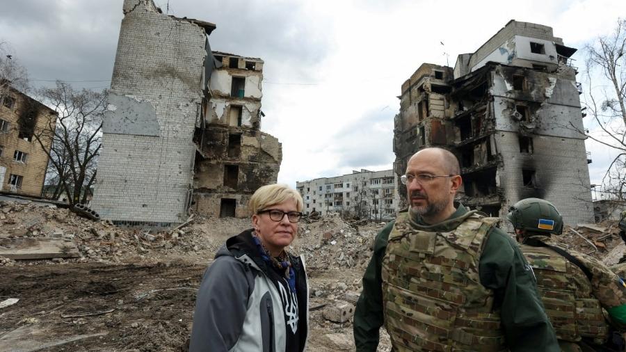 11.abr.2022 - Primeiros-ministros da Lituânia, Ingrida Simonyte, e da Ucrânia, Denys Shmyhal, em visita à cidade de Borodianka - Ukrainian Governmental Press Service/via REUTERS