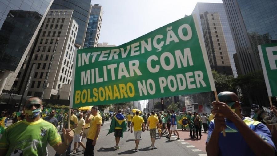 Militantes de direita pedem intervenção militar na Avenida Paulista durante manifestação - EPA