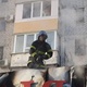16.May.2022 - Firefighter works to extinguish fire after attack on building in Mykolaiv, southern Ukraine - Reproduction/Facebook/MNS.GOV.UA