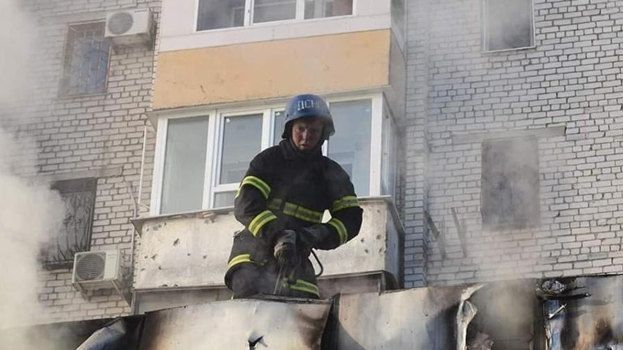 16.mai.2022 - Bombeiro atua para apagar incêndio após ataque atingir edifício em Mykolaiv, no sul da Ucrânia - Reprodução/Facebook/MNS.GOV.UA
