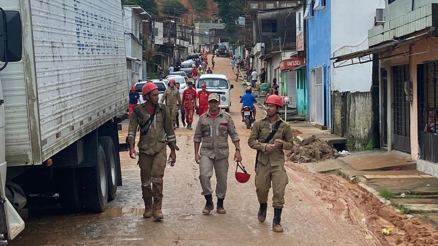 21.mai.2022 - Bombeiros deixam o Jardim Monte Verde após encontrarem mais de 40 corpos - Rodrigo de Luna/UOL