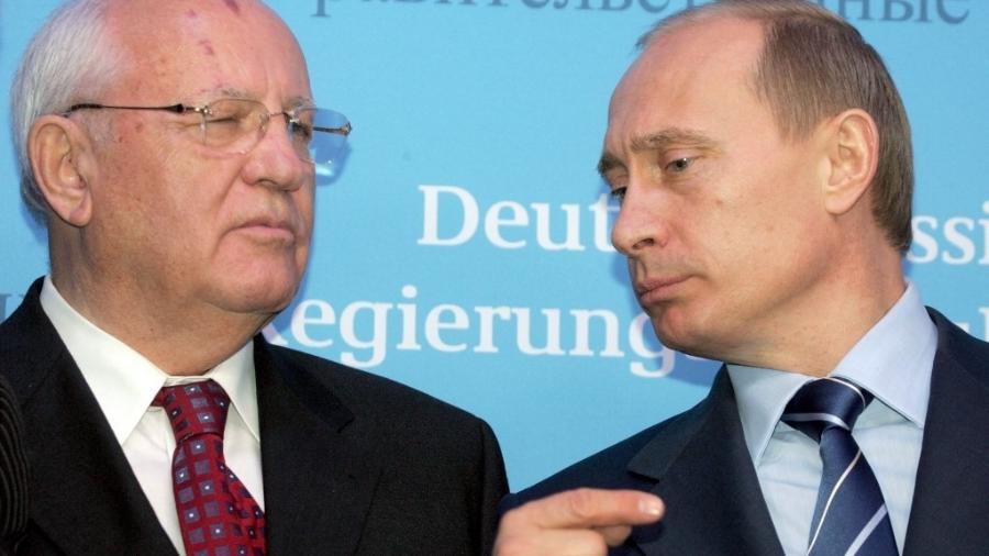 Em foto de 2004, Vladimir Putin e Mikhail Gorbachev estão juntos em conferência organizada pelo então primeiro-ministro da Alemanha, Gerhard Schroeder - ALEXANDER NEMENOV/AFP