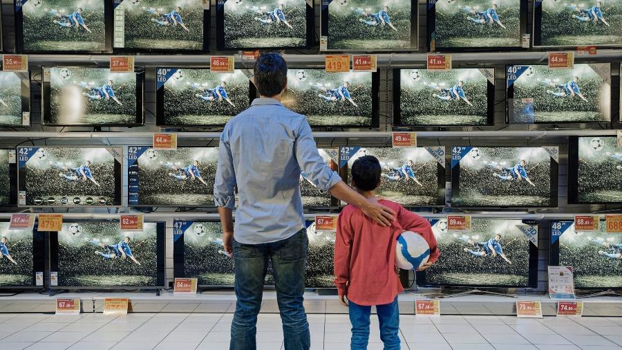 Ter uma TV do tamanho correto e com qualidade de imagem vai melhorar sua experiência de assistir a um jogo da Copa do Mundo - Getty Images