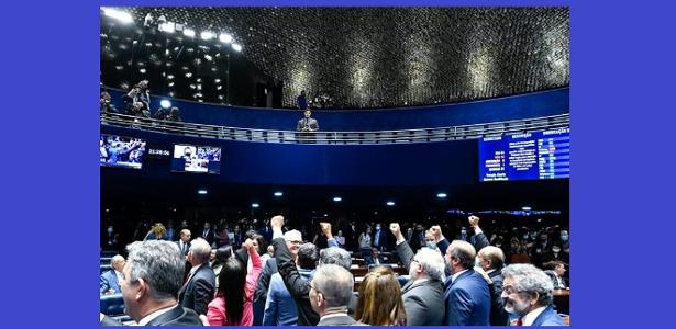 Senadores comemoram aprovação da PEC da Transição