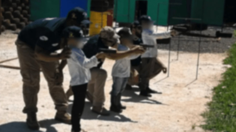Crianças aparecem em fotos empunhando armas de pressão durante curso de atirador mirim - Reprodução/Redes sociais