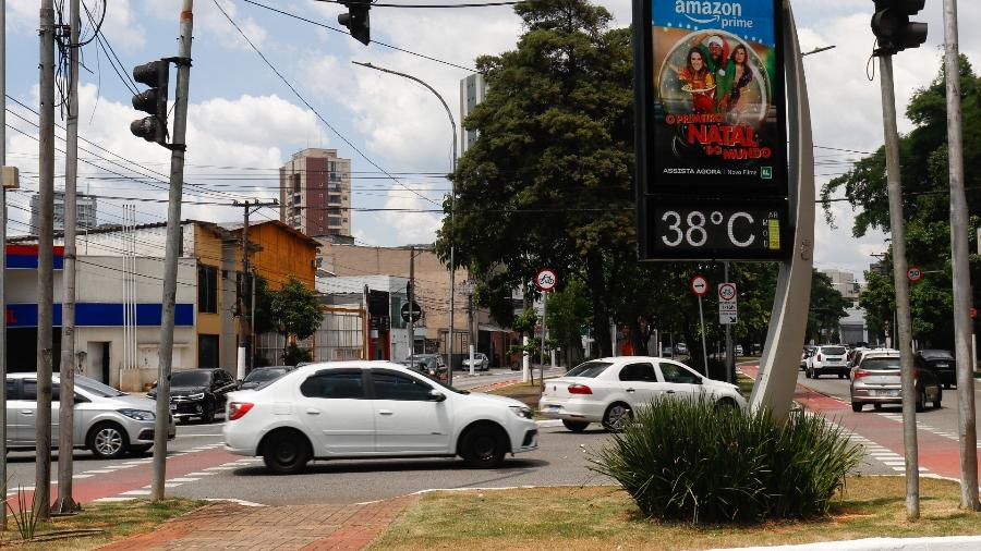 16.dez.2023 - Termômetro de rua no bairro de Santana, região norte da capital paulista, registra 38°C em nova onda de calor