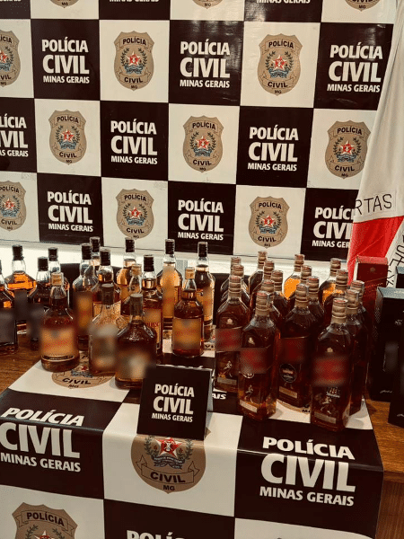 Apreensão de garrafas de bebida falsificada foi realizada pela Polícia Civil de MG
