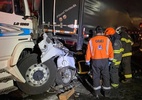 Carro fica preso entre caminhões e três pessoas morrem na via Dutra, em SP - Corpo de Bombeiros de São Paulo/15.jan.2024-Divulgação