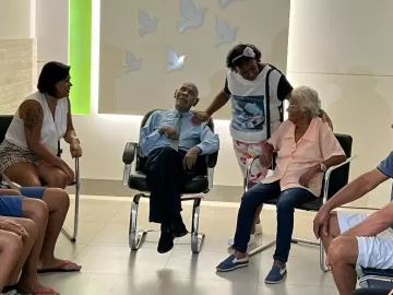 Idoso é velado sentado em cadeira em Goiás: 'Celebração única'