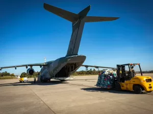 Avião da FAB transporta 20 toneladas de ração para cães e gatos no RS