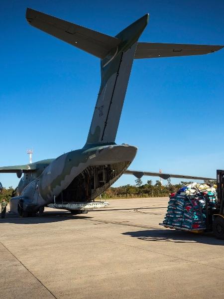 Avião da FAB transporta 20 toneladas de ração para animais em abrigos no RS