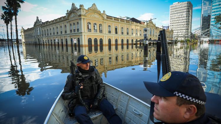 Guarda Municipal patrulha a capital Porto Alegre de bote, no último dia 17