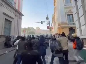 Manifestantes expulsam militares dos arredores do governo da Bolívia; veja