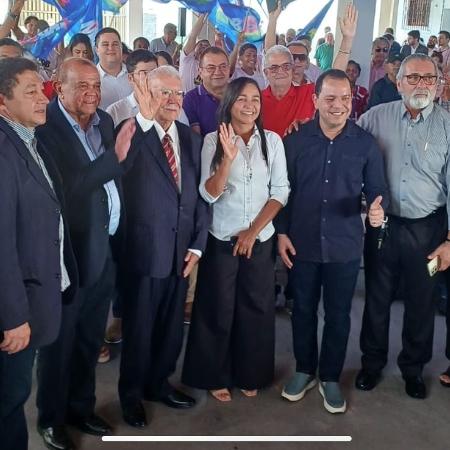 Sarney acena para foto ao lado de Eliziane Gama, sua candidata à presidência do Senado 