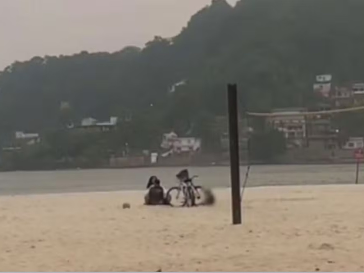 Deixar criança presenciar sexo é crime?