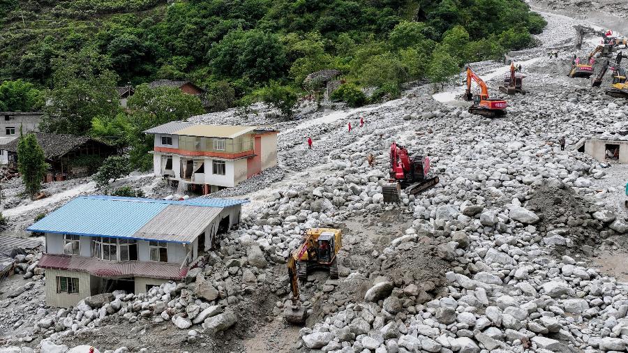 04.ago.24 - Equipes de resgate procuram sobreviventes de um deslizamento de terra em Kangding, na província de Sichuan, no sudoeste da China