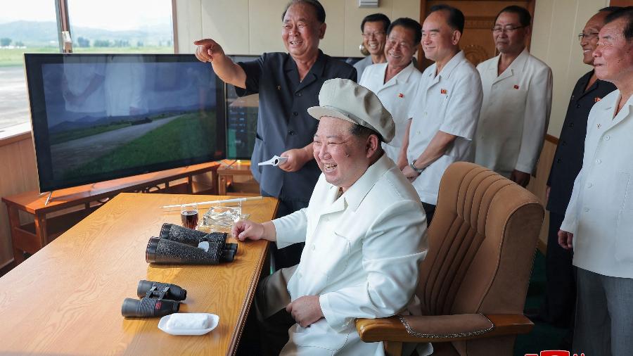 Líder norte-coreano Kim Jong Un supervisiona um teste de desempenho de drones durante uma visita ao Instituto de Drones da Academia de Ciências de Defesa na Coreia do Norte, em 24 de agosto de 2024