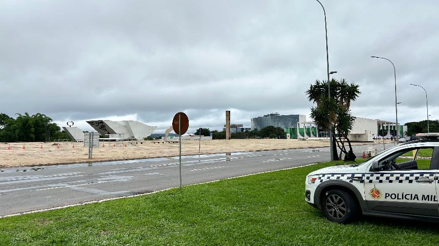 Praça dos Três Poderes, em Brasília, está interditada após explosões na última quarta (13)