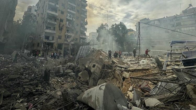 28.mar.2025 - Bombeiros combatem chamas em escombros após um ataque israelense em Beirute 28.mar.2025 - Bombeiros combatem chamas em escombros após um ataque israelense em Beirute