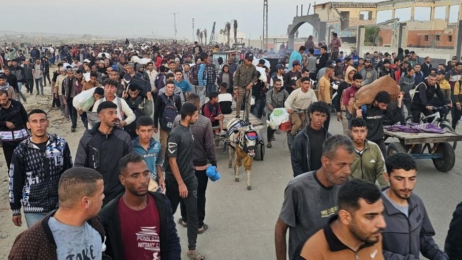 1.jun.2025 - Multidão deixa área do centro de distribuição de ajuda operado pela Gaza Humanitarian Foundation em Rafah, na Faixa de Gaza 1.jun.2025 - Multidão deixa área do centro de distribuição de ajuda operado pela Gaza Humanitarian Foundation em Rafah, na Faixa de Gaza