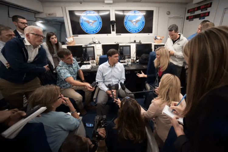 O então secretário de Defesa dos EUA, Mark Esper, em entrevista coletiva em um E-4B, em 2019 O então secretário de Defesa dos EUA, Mark Esper, em entrevista coletiva em um E-4B, em 2019