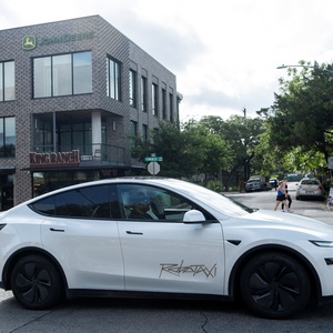 Agência dos EUA investiga direção perigosa de robotáxis da Tesla