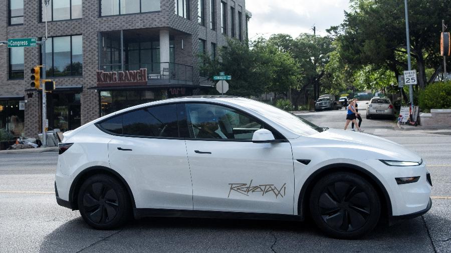 Tesla Model Y circulando por ruas de Austin; empresa estreou serviço de robotáxi com carros sem motorista - Jose Angel Juarez/Reuters