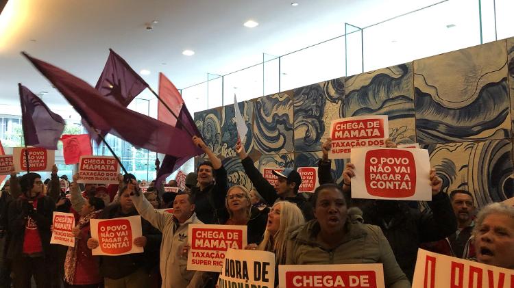Manifestantes ocuparam o saguão do edifício onde fica a sede do Itau, na avenida Faria Lima, em São Paulo Manifestantes ocuparam o saguão do edifício onde fica a sede do Itau, na avenida Faria Lima, em São Paulo