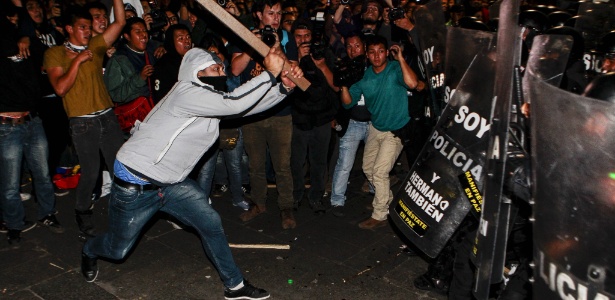 3.jul.2015 - Manifestante enfrenta policiais durante protesto contra o governo equatoriano do presidente Rafael Correa - José Jácome/Efe