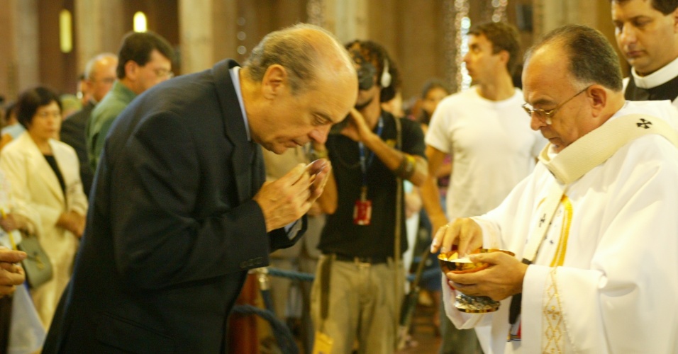 12.out.2005 - O então prefeito de São Paulo, José Serra, durante missa na Basílica de Aparecida no feriado nacional, em outubro de 2005