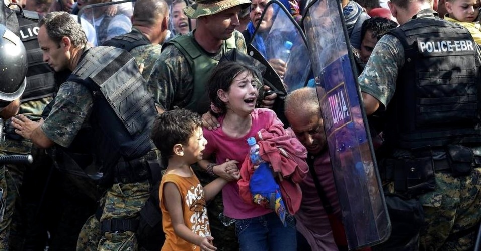 21.ago.2015 - Crianças choram assustadas na fronteira da Grécia com a Macedônia