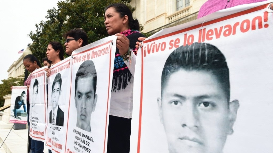 Mães de alguns dos 43 estudantes desaparecidos em Ayotzinapa participam de uma manifestação na frente de escritórios do Capitólio, em Washington, em 2015 - Lenin Nolly/EFE