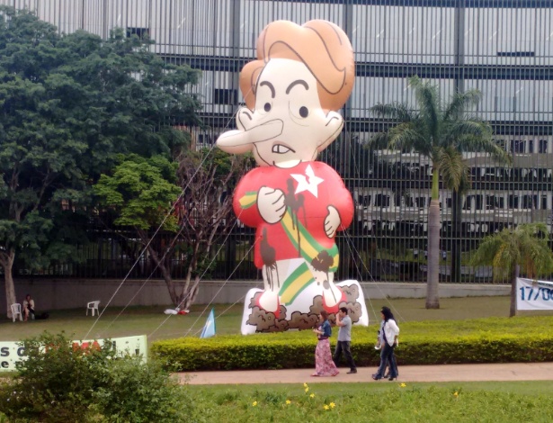 Batizada de "Pixuleca", boneca inflável de Dilma é instalada em frente ao TCU - Leandro Prazeres/UOL