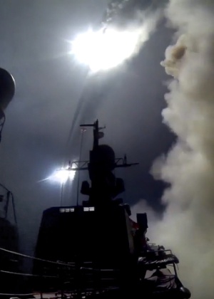 Imagem divulgada pelo Ministério da Defesa da Rússia mostra um navio de guerra russo no mar Cáspio disparando um míssil em direção à Síria - Ministério da Defesa/AFP