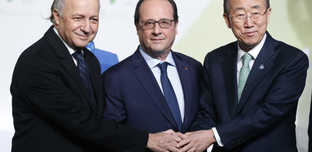 Laurent Fabius, François Hollande e Ban Ki-moon, respectivamente o ministro de Relações Exteriores da França, o presidente francês e o secretário-geral da ONU, se cumprimentam ao chegar para o local da Conferência do Clima de Paris - Guillaume Horcajuelo/AFP