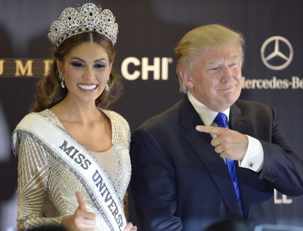 10.nov.2013 - Donald Trump posa para foto ao lado da Miss Universo 2013 Gabriela Isler após competição em Moscou, na Rússia - Alexander Nemenov/AFP