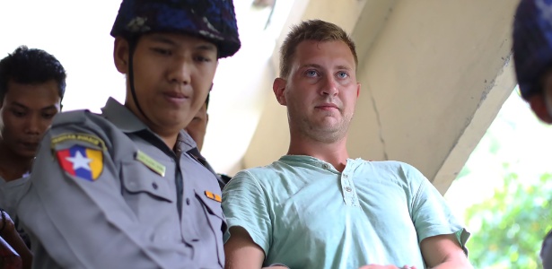 Klaas Haytema é levado pela polícia após ser condenado em tribunal de Mandalay - Kyaw Zay Win/ AFP