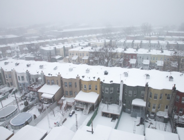 Neve cobre as casas no bairro do Queens, em Nova York - Uli Seit/The New York Times