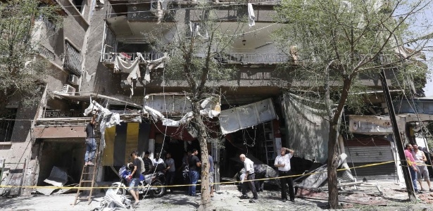 Edifício atingido pela explosão de um carro-bomba neste domingo (2) em Damasco - Louai Beshara/AFP
