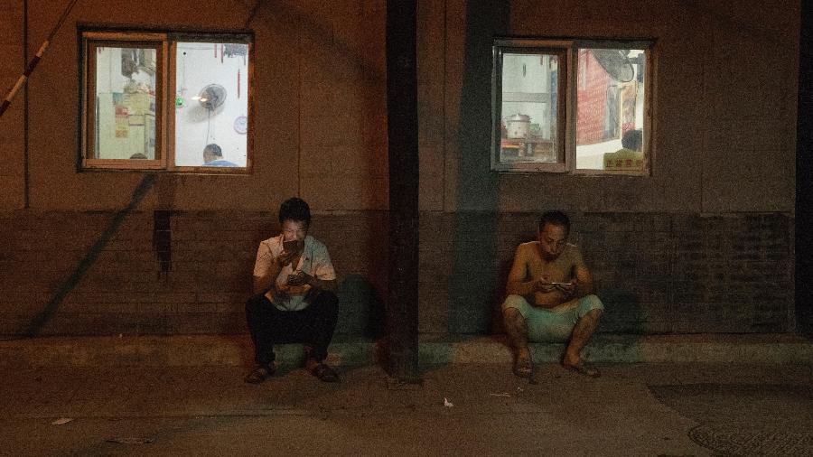 Homens navegam na internet em Pequim, na China - Gilles Sabrié/The New York Times