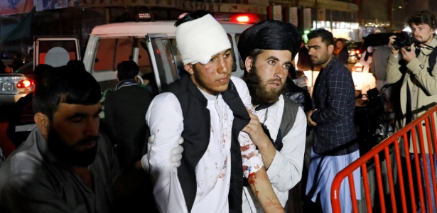 Homem ferido em atentado chega a hospital em Cabul, no Afeganistão - Mohamad Ismail/Reuters