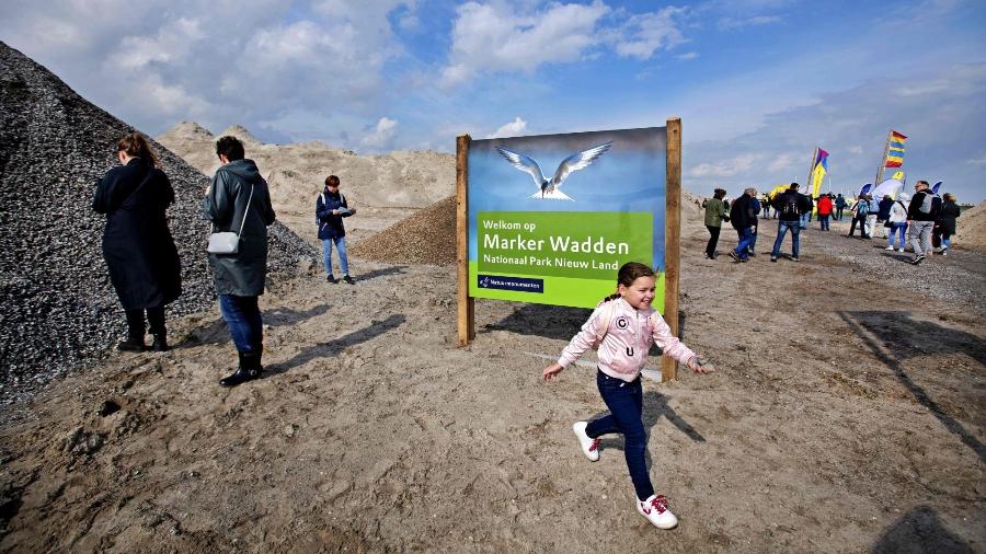 Visitantes caminham no Marker Wadden, ilhas artificiais localizadas no lago Markermeer, na Holanda - ANP/AFP