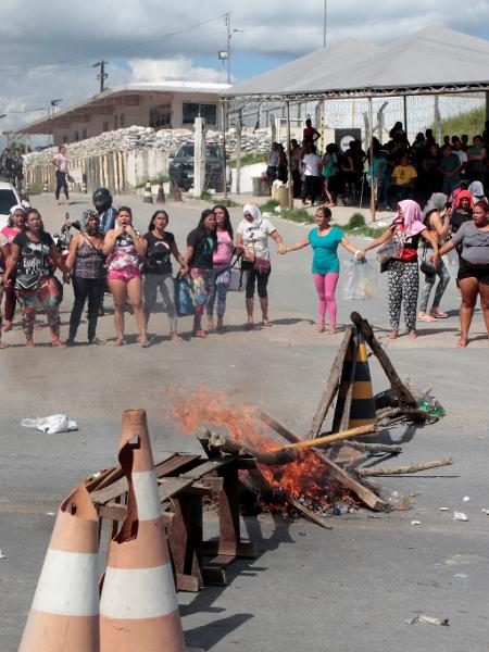 27.mai.2019 - Parentes de detentos protestam e bloqueiam entrada de presídio em Manaus - REUTERS/Sandro Pereira